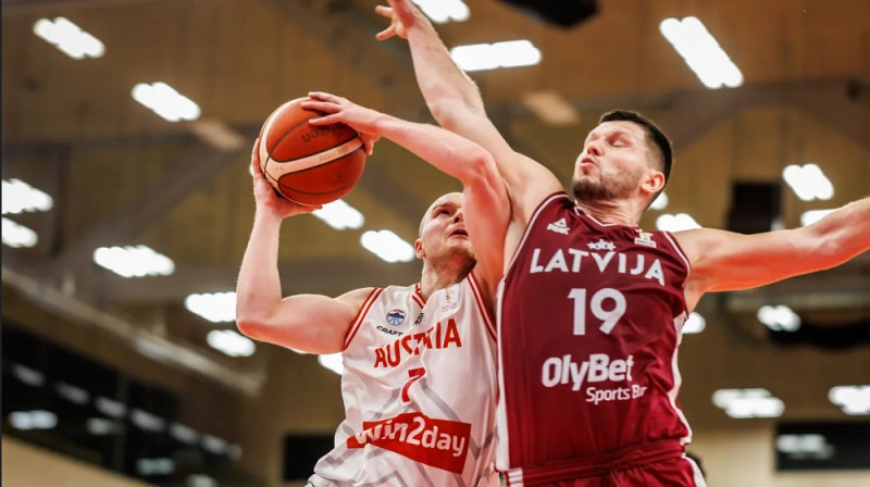 Rihards Lomažs un Sebastjans Kaferle 2025. gada 1. decembrī. Foto: FIBA