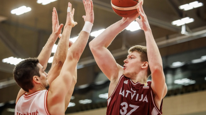Kārlis Šiliņš mačā pret Austriju. Foto: FIBA