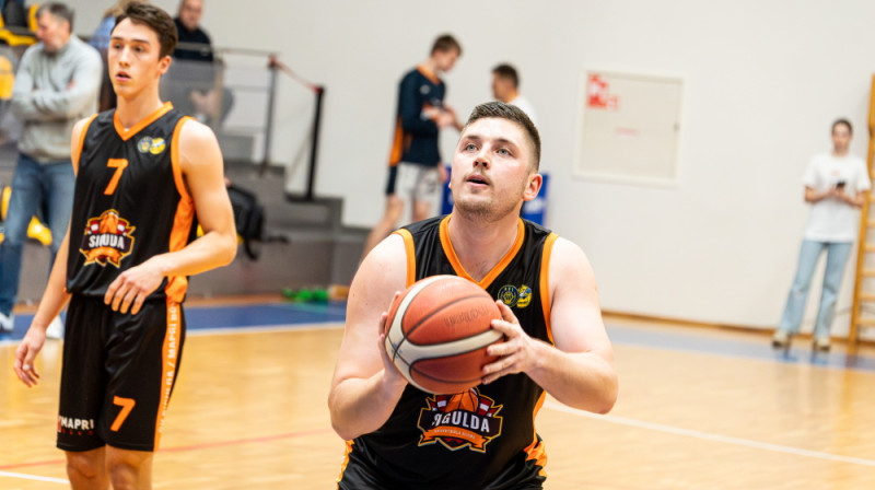 Reinis Rudzītis spēlētāja formu nomainījis pret "Siguldas" trenera pienākumu veicēja statusu. Foto: Margarita Vigule