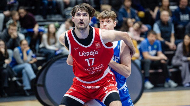 "Liepājas" centrs Henriks Bajārs.