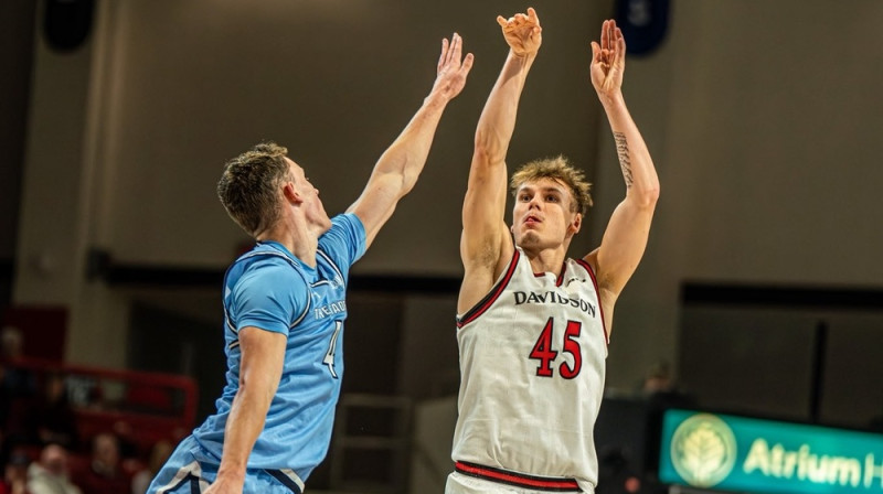 Roberts Blūms mačā pret "The Citadel Bulldogs". Foto: Davidson MBB