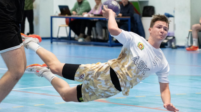 Pretinieku vārtiem uzbrūk Kristiāns Meiers (ASK/MSĢ II). Foto: Kintija Hofmane