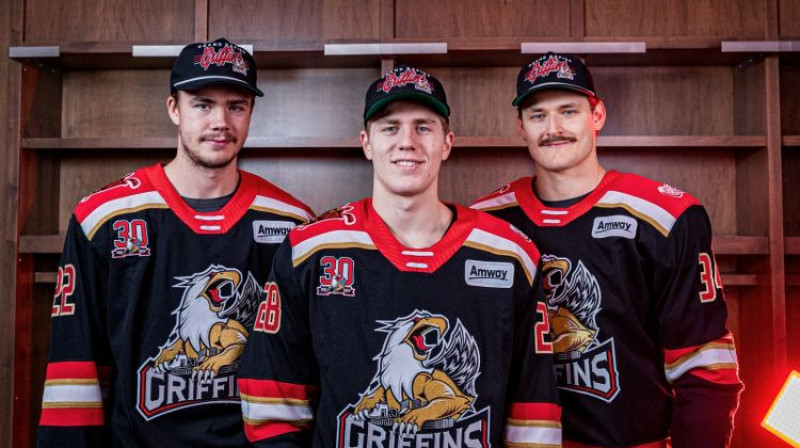 Eduards Tralmaks (no labās) ar komandas biedriem. Foto: Grand Rapids Griffins