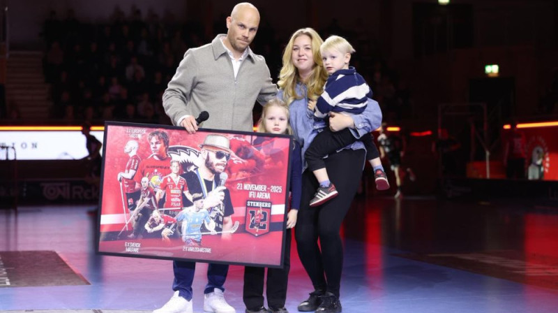 Pirms spēles starp "Storvreta" un "Falun" tika iemūžināts leģendārā Henrika Stenberga spēles krekls, foto: Storvreta IBK