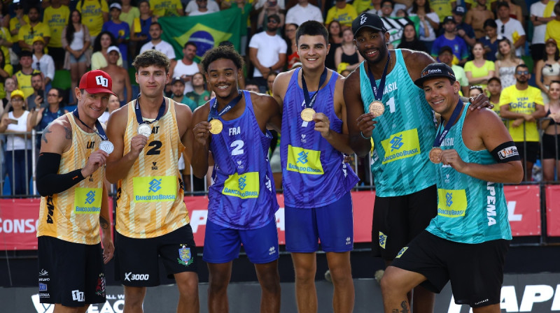 Mārtiņš Pļaviņš un Kristians Fokerots uz Itapemas pjedestāla. Foto: volleyballworld.com