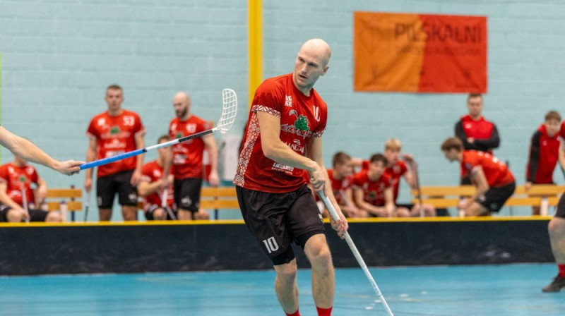 Aivis Kusiņš sekmēja savas komandas uzvaru ar trim rezultatīvām piespēlēm, foto: Floorball.lv