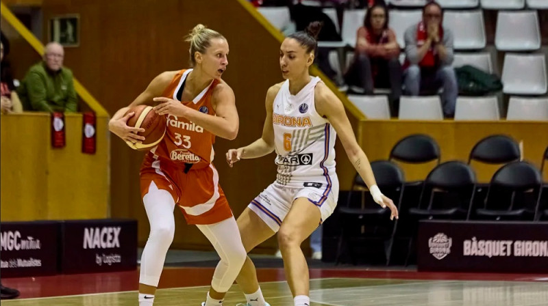 Kitija Laksa un Laura Kvevedo 2025. gada 10. decembrī. Foto: EuroLeague Women
