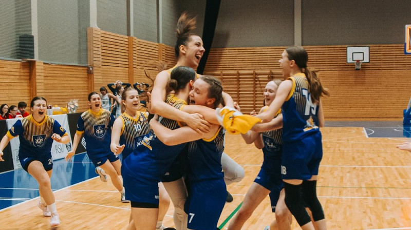Annija Zvirgzdiņa un Ventspils basketbolistes. Foto: LBS