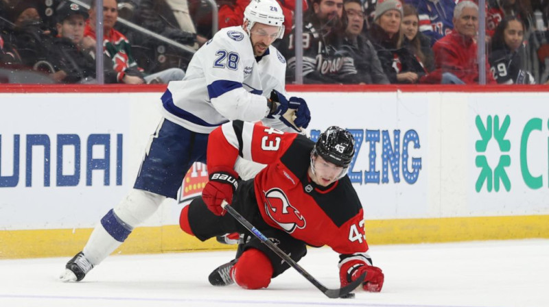 Zemgus Girgensons pret Lūku Hjūzu. Foto. AP. Scanpix