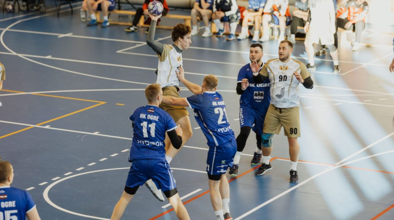 Cīņas moments no spēles starp komandām "ONSC/HK Ogre" un "HK Jūrmala". Foto: Artis Veigurs