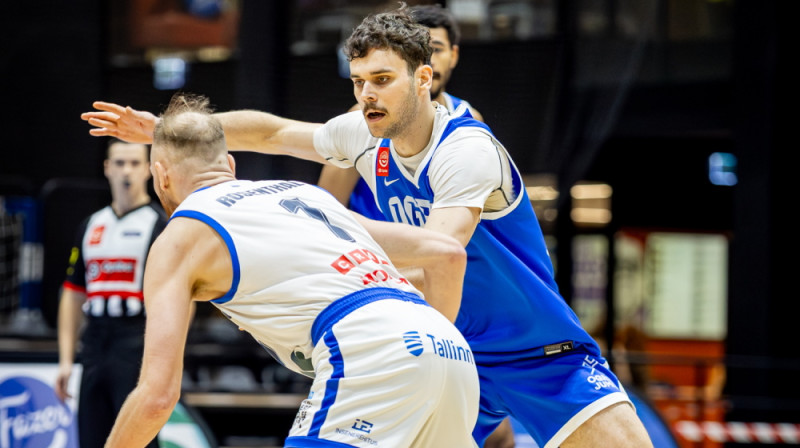 Reinis Avotiņš aizsardzībā. Foto: Jānis Martels/BK Ogre