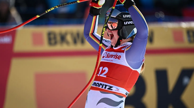 Emma Aihere līksmo par trešo uzvaru. FIS/ActionPress/Simon Hausberger.