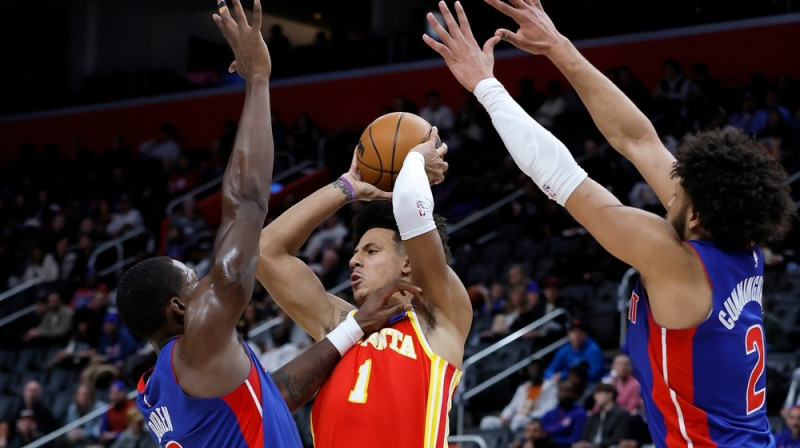 Džeilens Džonsons ar bumbu. Foto: AP/Scanpix