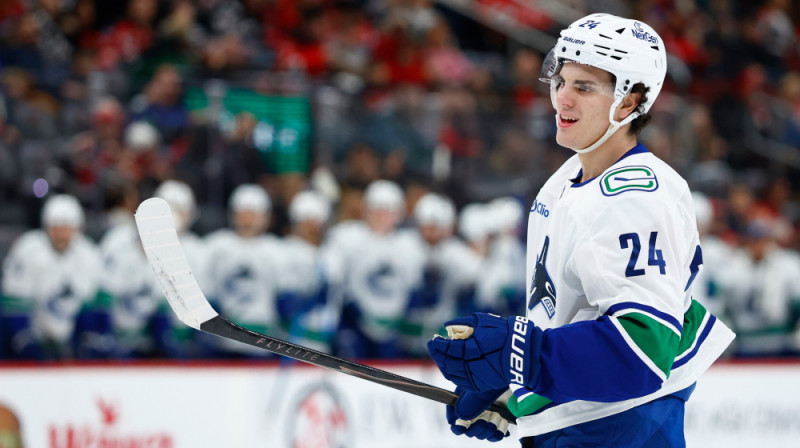 Zēvs Bujams debitēja "Canucks" rindās ar vārtiem un rezultatīvu piespēli pirmajā periodā. Foto: AP/Scanpix