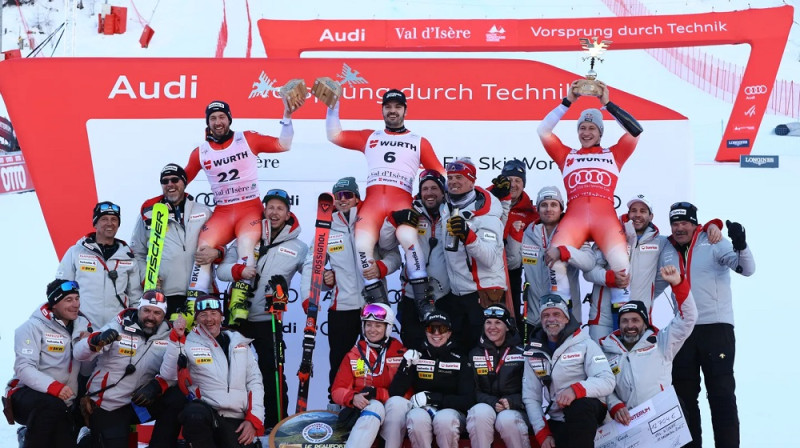 Godalgoto vietu ieguvēji uz komandas biedru pleciem. Foto: FIS/ActionPress/Alessandro Annaloro.