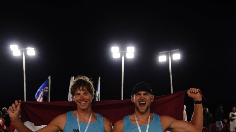 Ardis Bedrītis un Artūrs Rinkevičs. Foto: @ardis_db / Laginha Beach