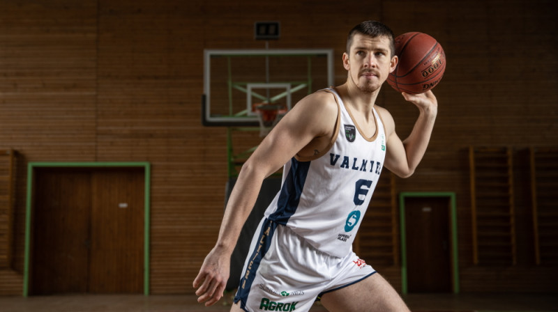 Ervīns Jonāts fotosesijā Virķēnu zālē. Foto: Uģis Brālēns