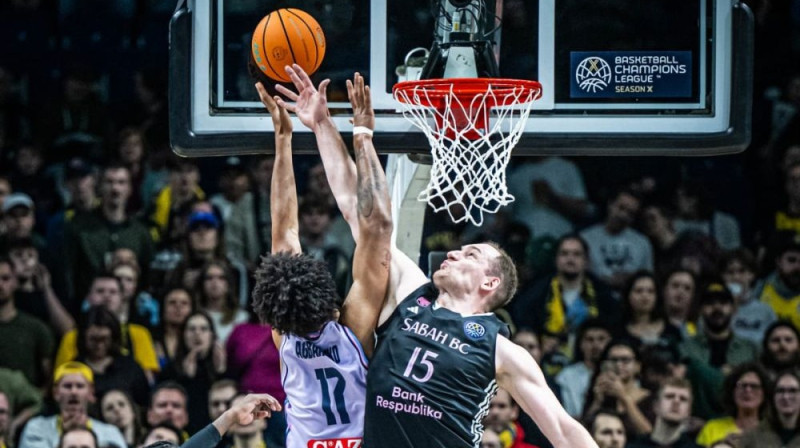 Klāvs Čavars aizsardzībā Foto: FIBA