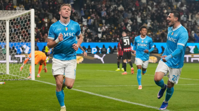 Rasmuss Hejluns pēc vārtu guvuma Itālijas Superkausa pusfinālā. Foto: Altaf Qadri/AP/Scanpix