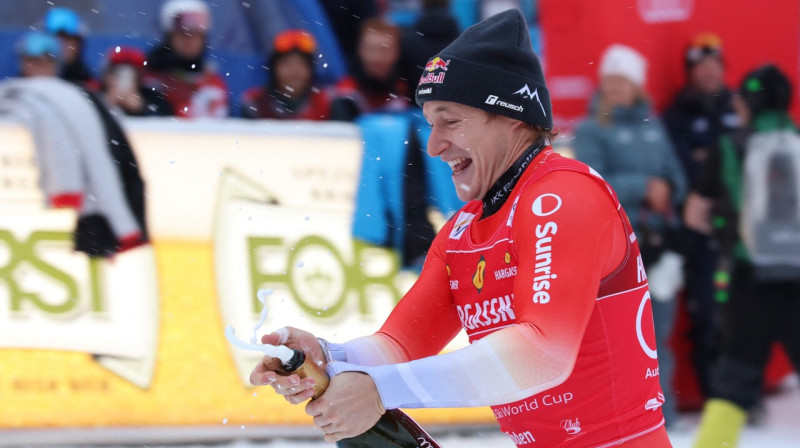 Šveicietis Marko Odermats pēc 50. triumfa Pasaules kausā kalnu slēpošanā. Foto: Leonhard Foeger/Reuters/Scanpix