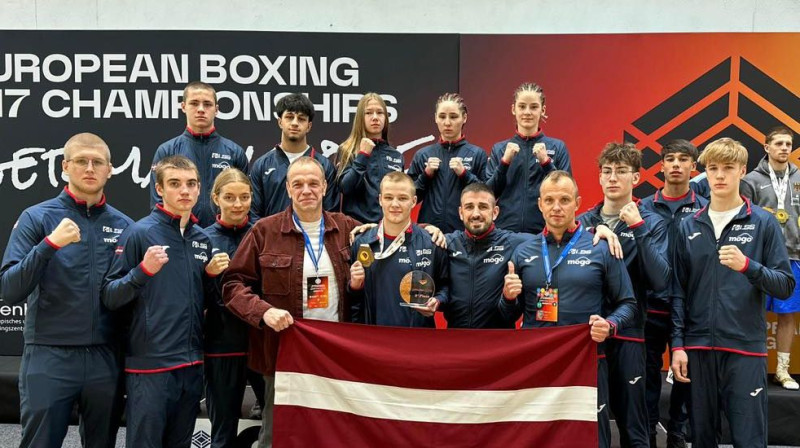 Timurs Gulbis un pārējā komanda. Foto: Latvijas Boksa savienība