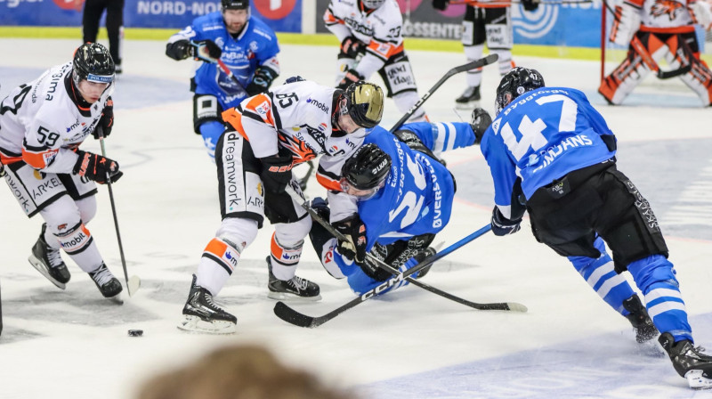 Leonards Rimjāns (Nr. 47) cīņā par ripu. Foto: Arctic Eagles Narvik