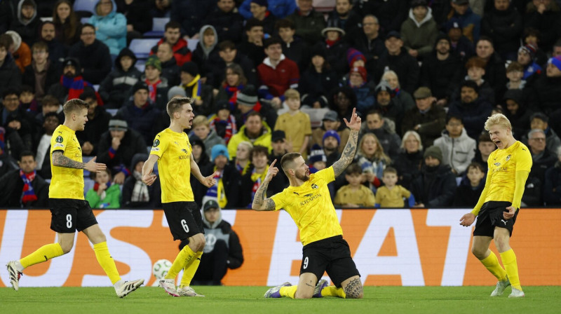 Kuopio KuPS futbolisti pēc vārtu guvuma pret Londonas "Crystal Palace". Foto: Peter Cziborra/Reuters/Scanpix