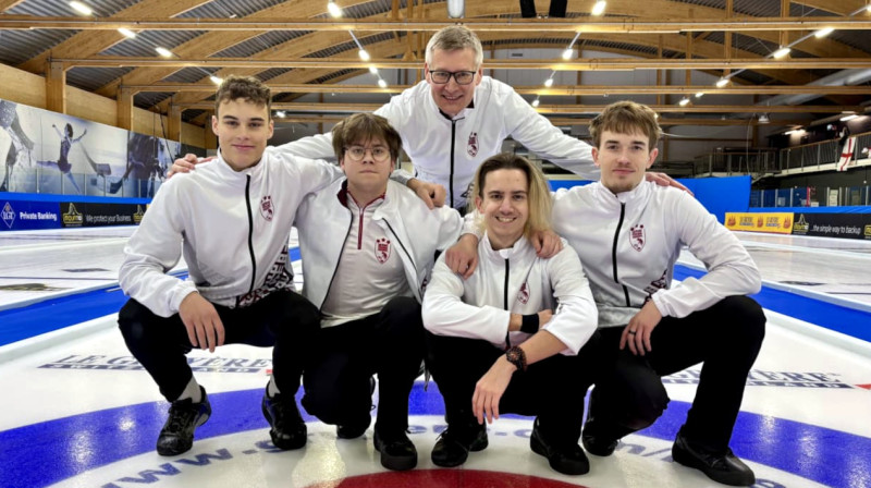 No kreisās: Rihards Janbergs, Deniss Smirnovs, treneris Aivars Avotiņš, Krišjānis Java, Kristaps Zass
Foto: World Curling