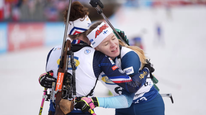 Lū Žanmonno un Suvi Minkinenas apskāviens pēc finiša. Foto: IBU