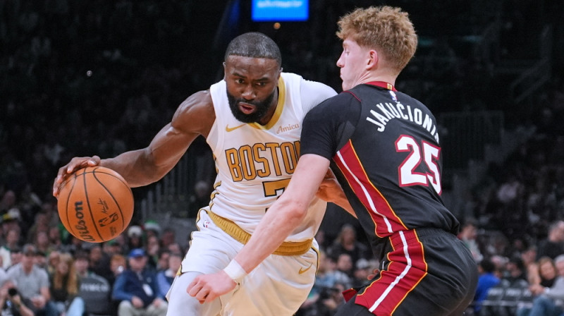 Džeilens Brauns uzbrukumā pret Kasparu Jakučoni. Foto: AP/Scanpix