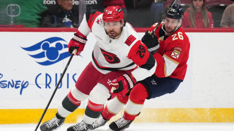 Uvis Balinskis cīņā ar pretspēlētāju. Foto: AP/Scanpix