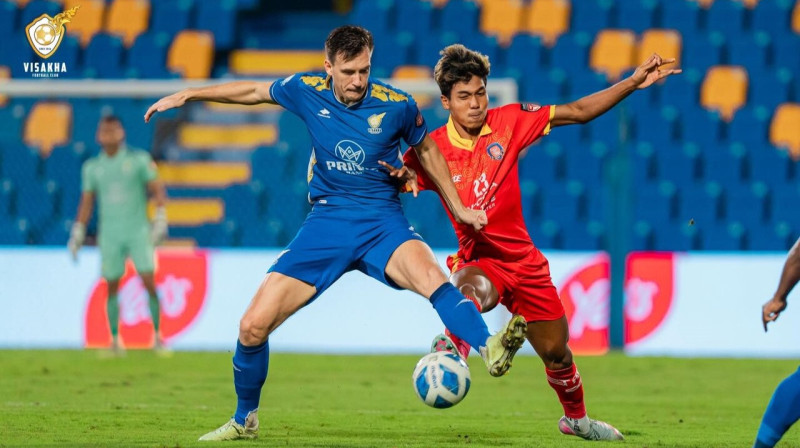 Vitālijs Jagodinskis cīņā par bumbu. Foto: Visakha FC