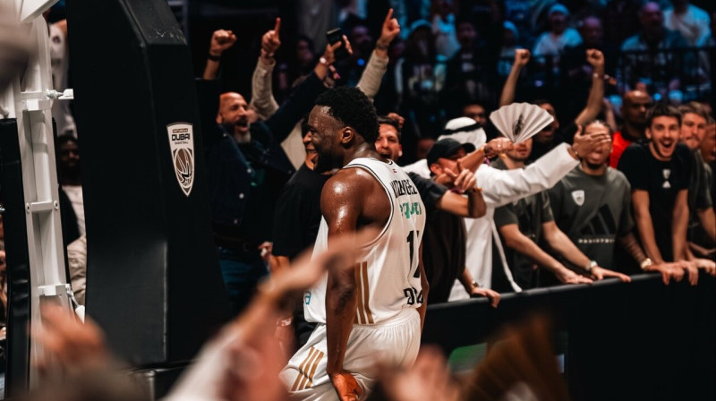Dubaijas kluba centrs Mfiondu Kabengele pēc spoža caurgājiena. Foto: Dubai Basketball