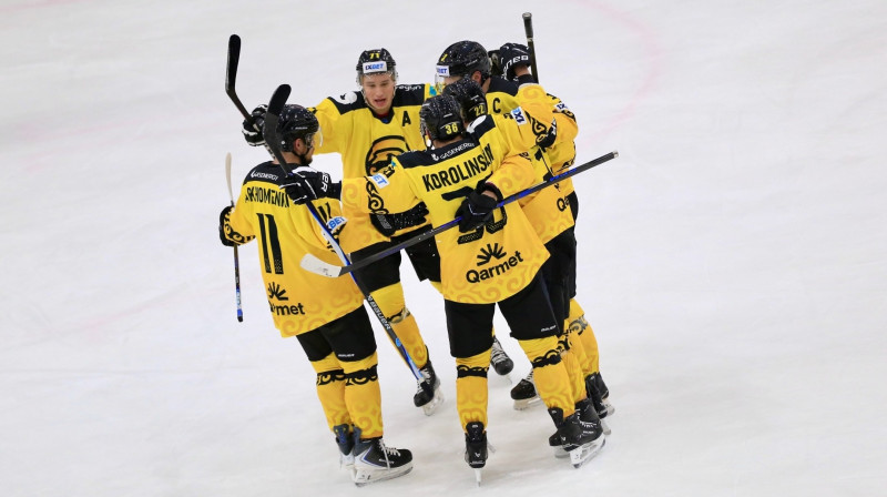 Karaghandi "Saryarqa" hokejisti, tostarp Edgars Siksna (Nr. 3) pēc vārtu guvuma. Foto: Pro.ligasy.kz