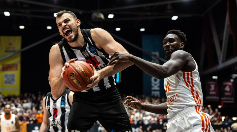 Stambulas "Beşiktaş" centrs Ante Žižičs cīņā pret Kemnicas "Niners" centru Amadū Sovu. Foto: Alexander Trienitz/Imago Images/Scanpix