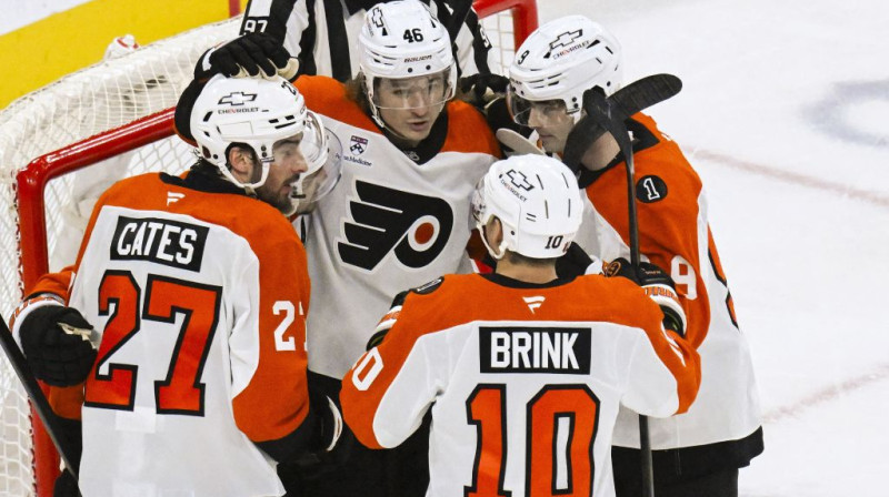 Filadelfijas hokejisti pēc vārtu guvuma. Foto. AP. Scanpix