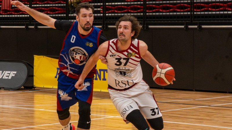 Armands un Rihards Ginteri pretējo komandu pusēs. Foto: RSU