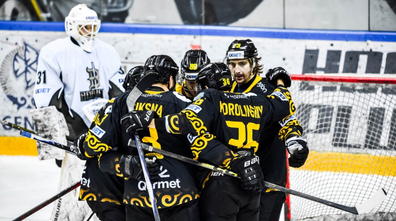 Edgars Siksna ar komandas biedriem. Foto: pro.ligasy.kz