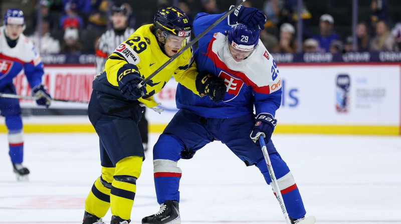 Zviedrijas U20 valstsvienības uzbrucējs Kaspers Jūstovāra cīņā pret slovāku uzbrucēju Tomāšu Hrenko. Foto: Matt Krohn/AP/Scanpix