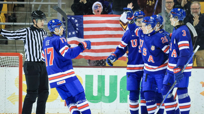 ASV U20 izlases hokejisti pārbaudes spēlē pirms pasaules U20 meistarsacīkstēm. Foto: USA Hockey