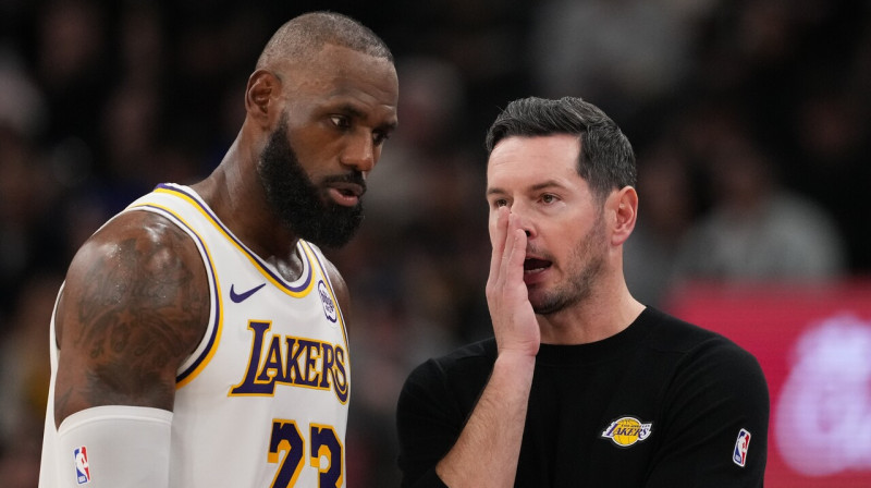 Lebrons Džeimss un Dž. Dž. Rediks. Foto: Jae C. Hong/AP/Scanpix