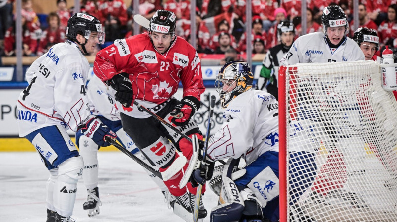 Mirklis no Kanādas un NCAA komandu cīņas Špenglera kausā Davosā. Foto: Melanie Duchene/AP/Scanpix