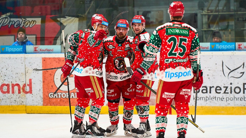 Rihards Bukarts, Miks Indrašis un Prešovas komandas hokejisti. Foto: HC Prešov