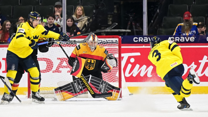 Zviedru aizsargs Fēlikss Ērkvists pret Vācijas U20 valstsvienību veic metienu, kas panāks 5:1. Foto: IIHF