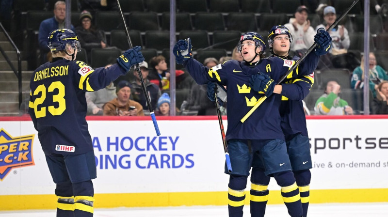 Zviedrijas U20 valstsvienības hokejisti pēc Lukasa Petešona vārtu guvuma. Foto: IIHF