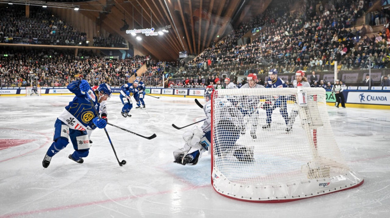 Mirklis pirms Davosas kluba uzbrucēja Simona Rīforsa vārtu guvuma spēlē pret Helsinku IFK. Foto: Andrea Branca/Justpictures.ch/Scanpix