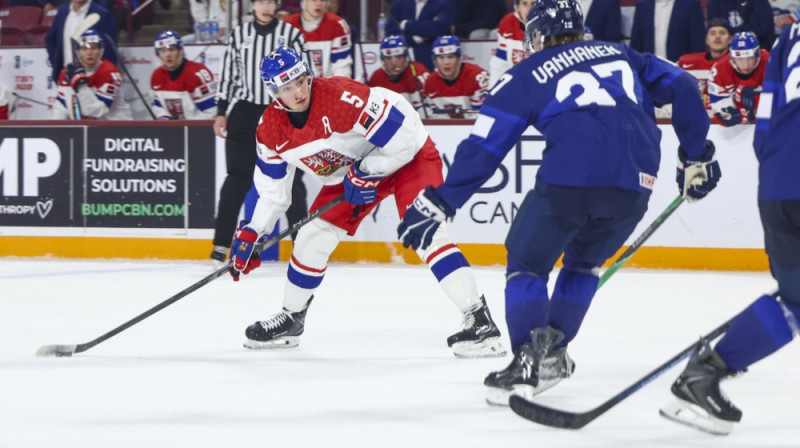 Adams Jiržīčeks ar ripu. Foto: ZUMAPRESS/Scanpix