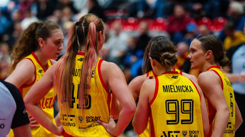 Digna Strautmane un Ketija Vihmane spēlē pret "Bydgoszcz". Foto: Sleza Wroclaw