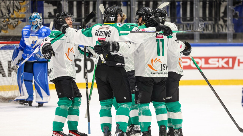 Daniels Bērziņš ar "Jastrzębie" komandas biedriem. Foto: Polskihokej.eu