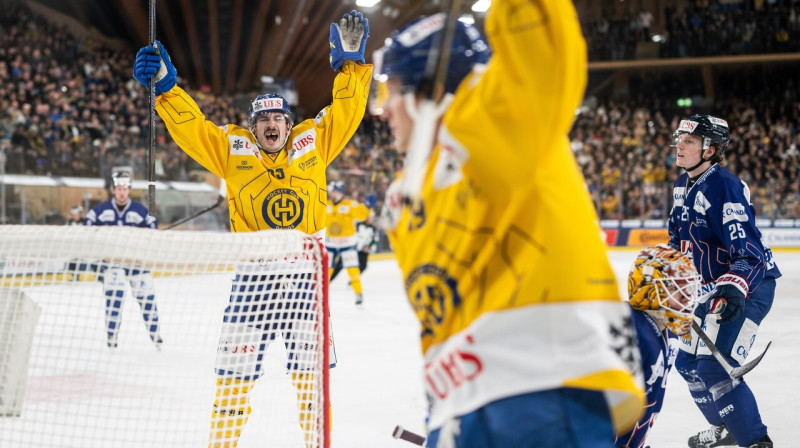 Davosas kluba hokejisti pēc vārtu guvuma 97. Špenglera kausa izcīņas finālā. Foto: Gian Ehrenzeller/AP/Scanpix